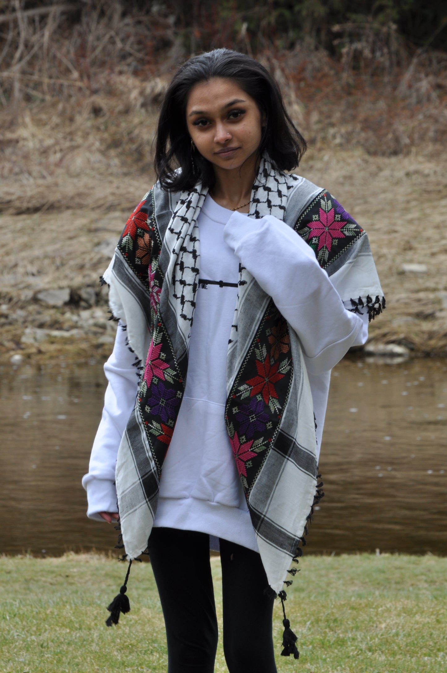 Tatreez Palestinian Keffiyeh – Embroidered Flowers